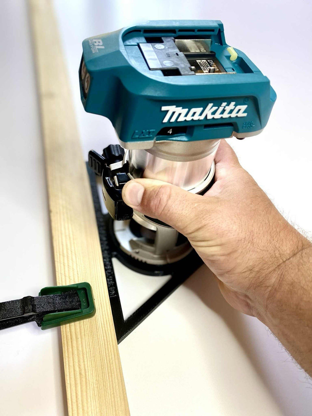Triangle Edge Guide for Makita DRT50 Router – Fits RT0700 / RT0702/XTR01