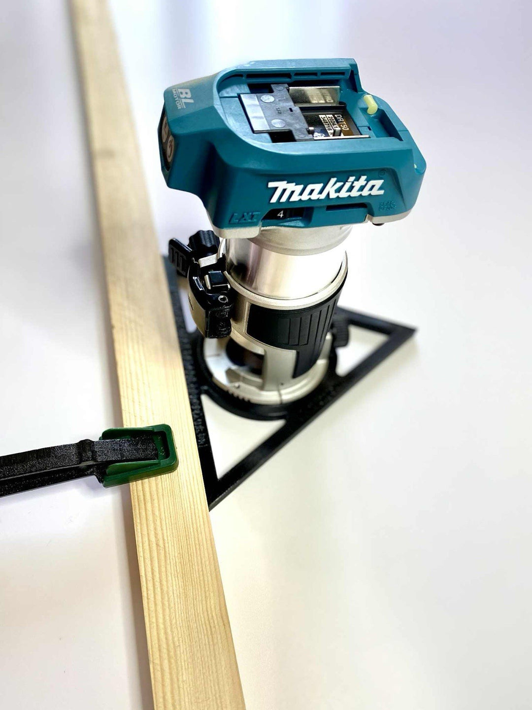 Triangle Edge Guide for Makita DRT50 Router – Fits RT0700 / RT0702/XTR01